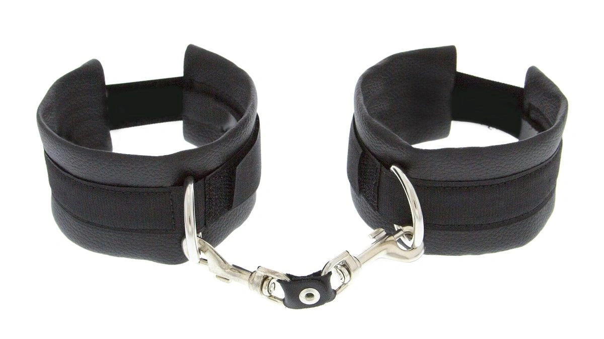 Чёрные полиуретановые наручники Luxurious Handcuffs - изображение товара